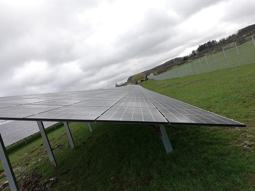 Solarpark Altenbuseck Deutschland – Nahaufnahme der Photovoltaikmodule auf Freiflächenanlage