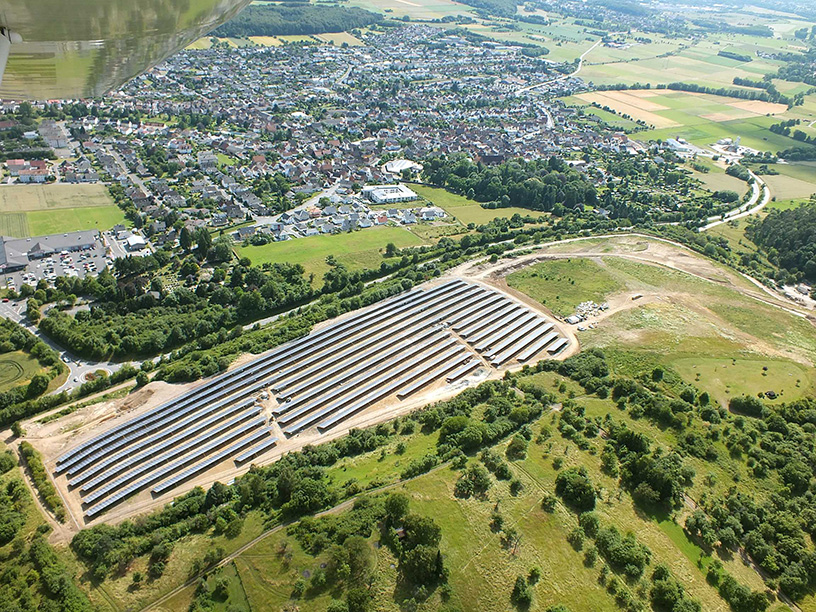 Luftaufnahme der Photovoltaikanlage in Buseck-Attenberg, Hessen – große PV-Freiflächenanlage mit Aluminium-Unterkonstruktion