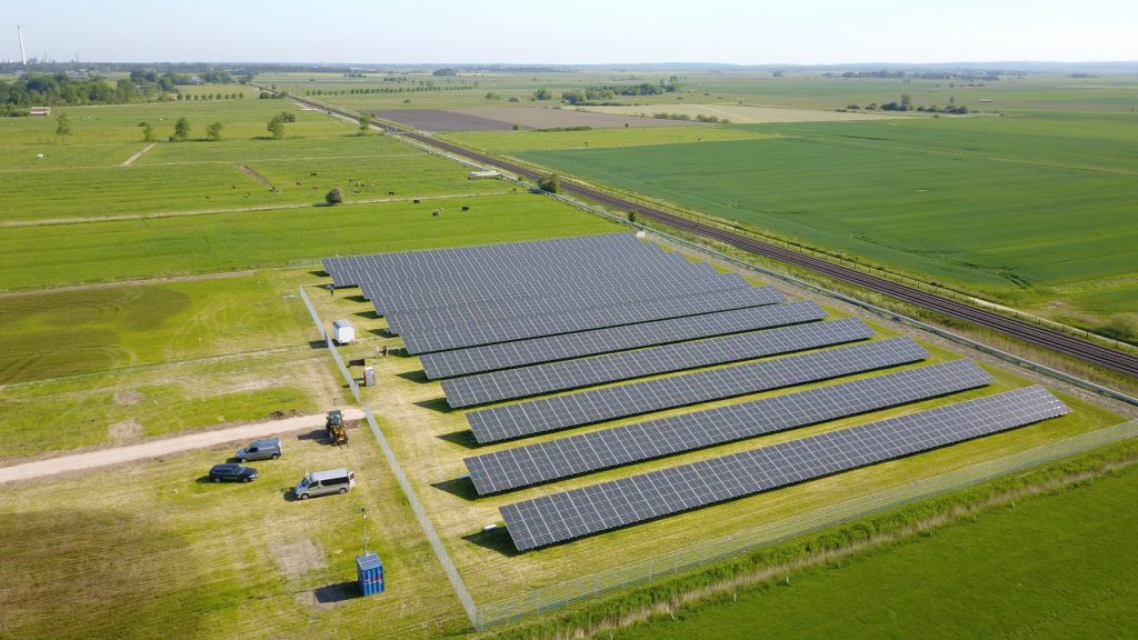 Luftaufnahme des Solarparks Epenwöhrden in Schleswig-Holstein mit bodenmontierten Photovoltaikmodulen auf grüner Freifläche