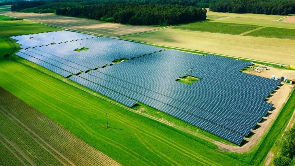 Luftaufnahme einer Photovoltaik-Freiflächenanlage in Schnellmannskreuth, Deutschland