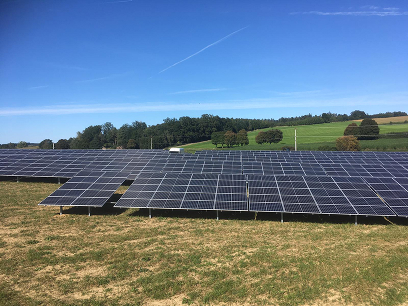 Photovoltaikanlage Stumpfenbach mit installierten Solarmodulen auf Freifläche in Bayern