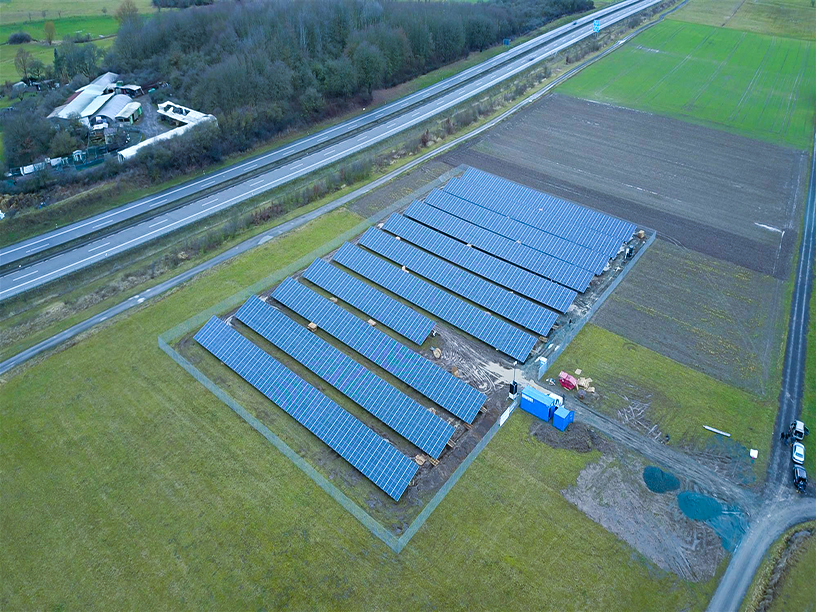 Luftaufnahme der Photovoltaikanlage in Oppenrod, Deutschland mit angrenzender Autobahn