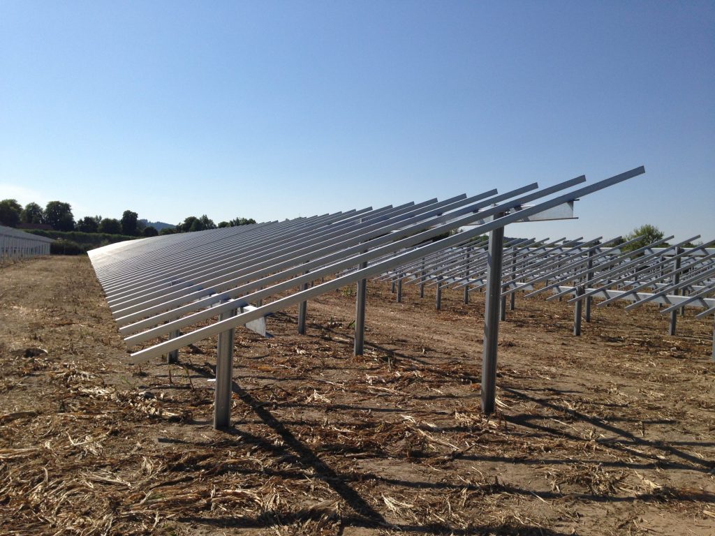 PV-Unterkonstruktion im Solarpark Ering während der Montagephase auf freiem Feld in Bayern