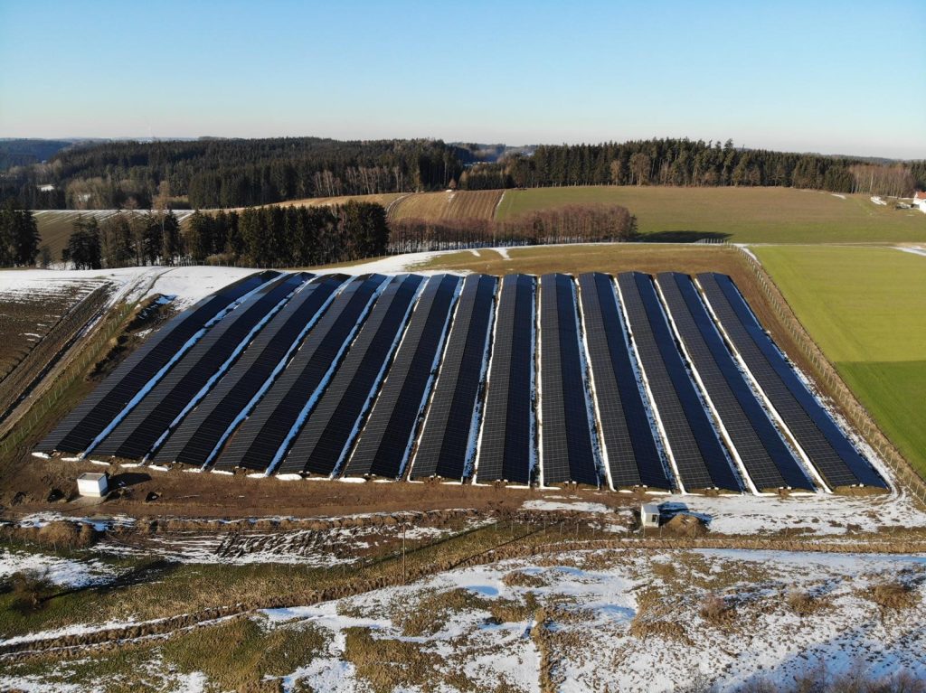 Solarpark Aiching Deutschland – Luftaufnahme der fertigen Photovoltaik-Freiflächenanlage im Winter