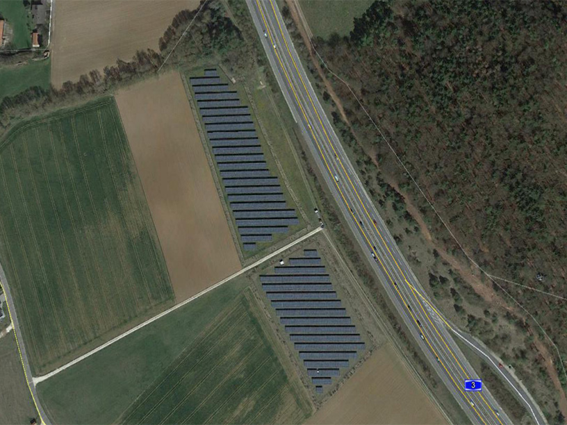 Luftaufnahme des Solarparks Klapfenberg entlang der Autobahn mit installierten Photovoltaikmodulen in Deutschland