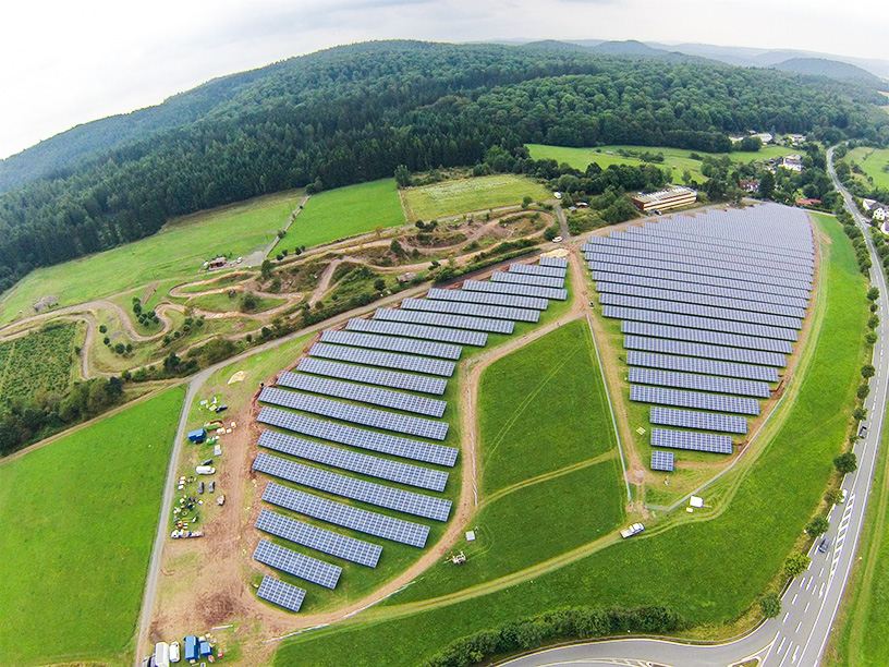 Luftaufnahme des Solarparks Laisa mit installierten Solarmodulen auf Freifläche in Deutschland