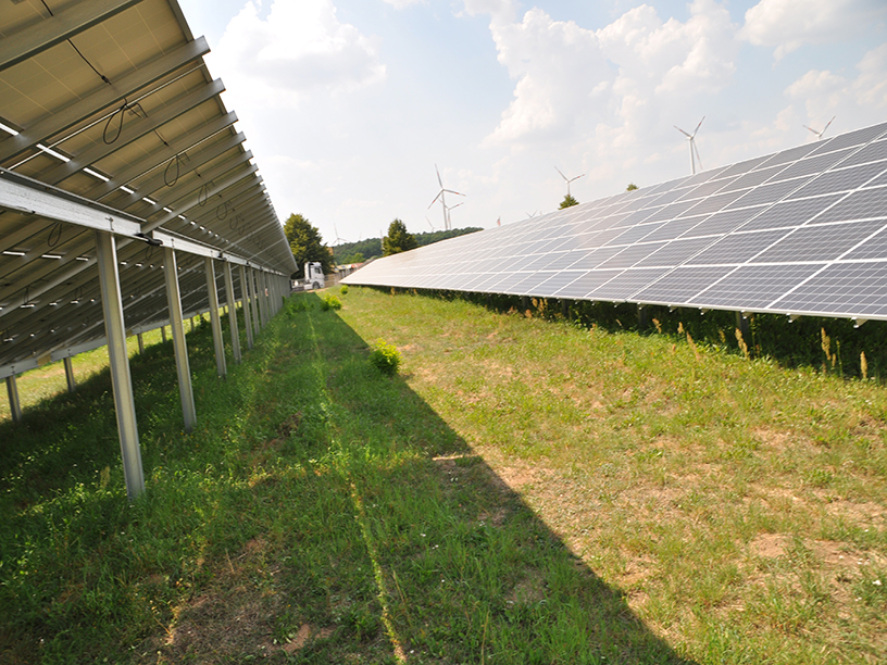 Solarpark Lübesse mit PV-Modulen und Unterkonstruktion auf sonniger Freifläche in Deutschland