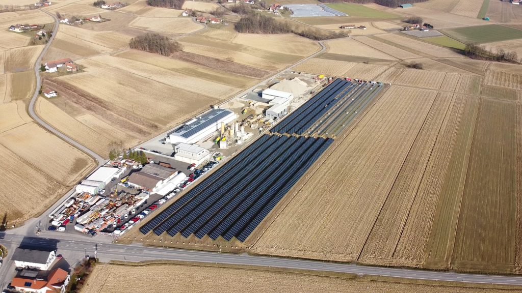 Luftaufnahme des Solarparks Radochen in Österreich mit großflächig installierten Solarmodulen auf Ackerland