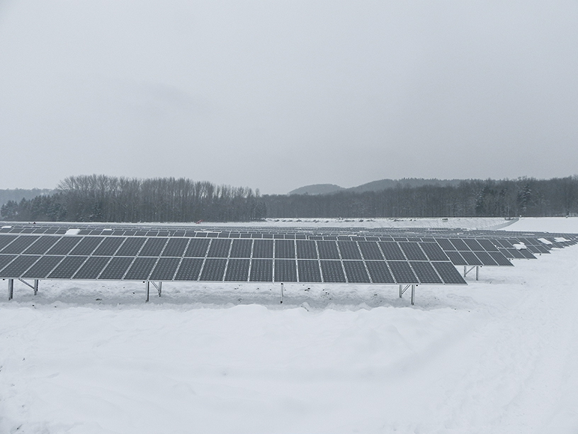 Solarpark Bad Driburg Deutschland – Photovoltaikanlage im Schnee auf Freifläche