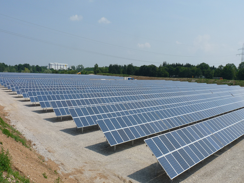 Solarpark Bad Wörishofen Deutschland – Photovoltaikanlage mit Montagesystem auf Kiesfläche