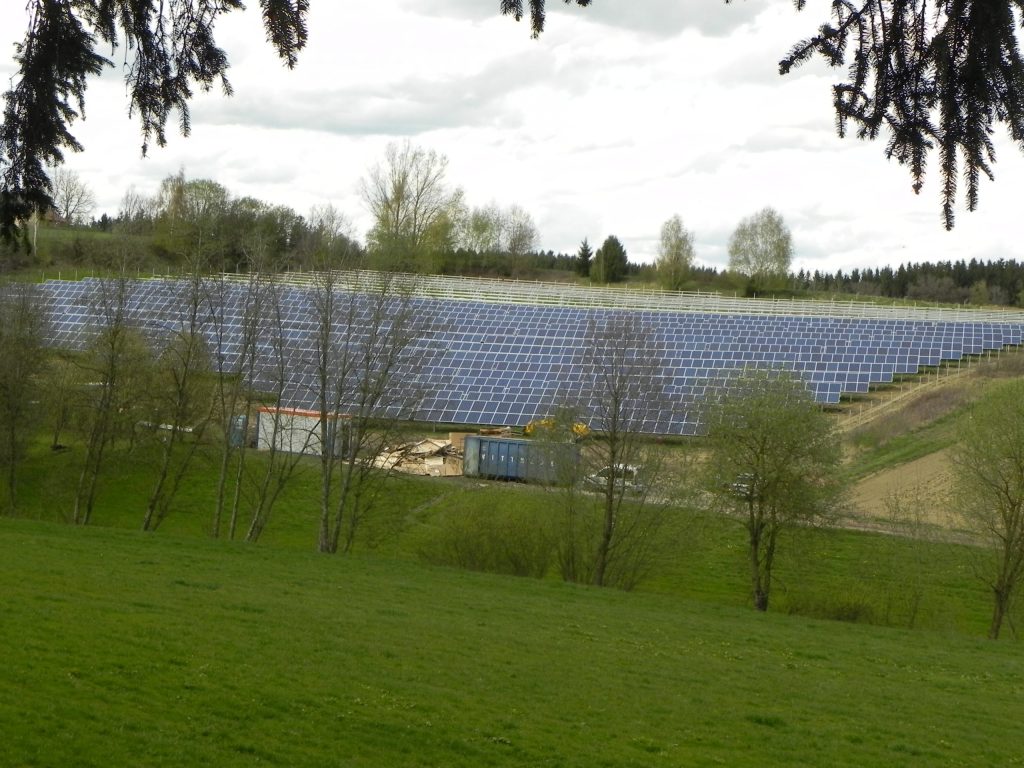 Solarpark Bodenkirchen Deutschland – fertige Photovoltaikanlage in der Landschaft