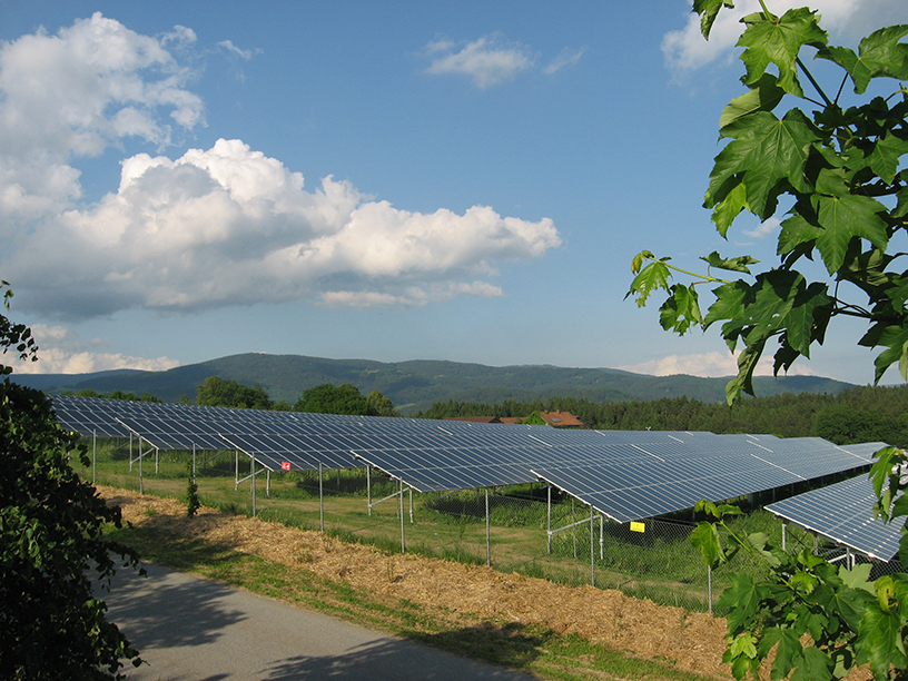 Photovoltaikanlage im Solarpark Fröschlhof mit Blick auf die bayerische Landschaft