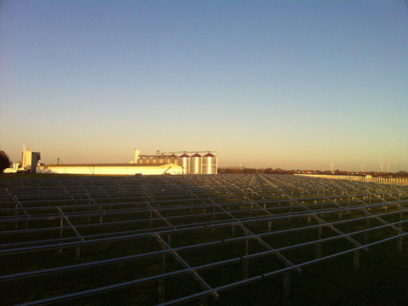 Solarpark Algermissen Deutschland – Bauphase mit Montagesystemen für Photovoltaikanlage