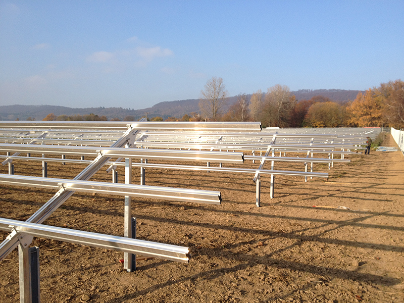 Unterkonstruktion des Solarparks Deckbergen während der Bauphase auf offenem Gelände bei sonnigem Wetter
