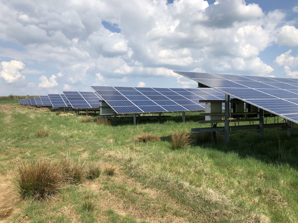 Photovoltaikanlage in Griesstätt mit Solarmodulen auf einer grünen Freifläche unter leicht bewölktem Himmel