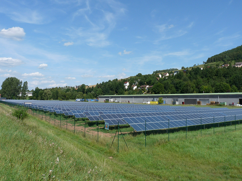 Freiflächen-Solaranlage in Heringen, Deutschland mit montierten Photovoltaikmodulen