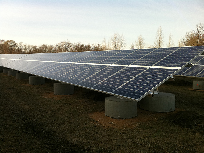 Photovoltaikanlage in Hohenmölsen, Deutschland – Solarmodule auf Betonsockeln montiert