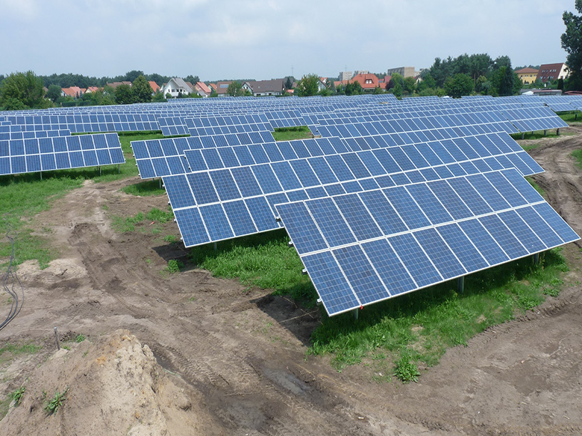 Gesamtansicht der installierten Solarmodule im Solarpark Hoyerswerda, Deutschland