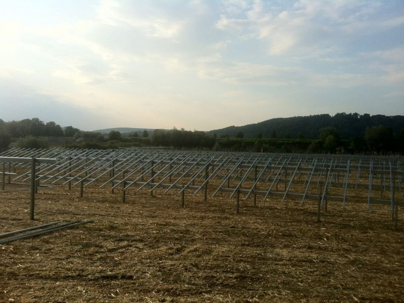 Montage der Photovoltaik-Unterkonstruktion im Solarpark Kalefeld in Deutschland