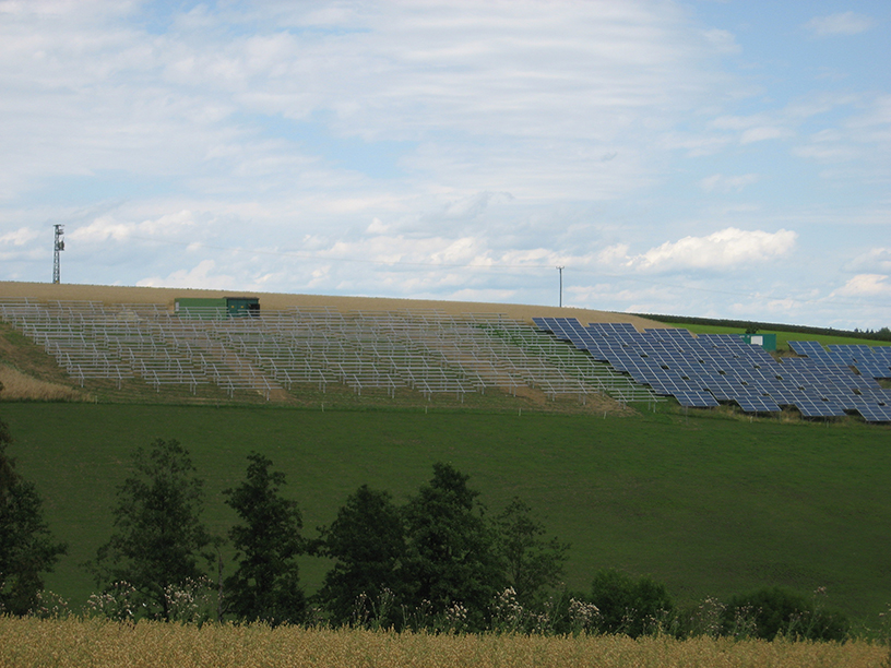 Solarpark Kirchdorf in Bayern mit PV-Unterkonstruktion und montierten Solarmodulen an einem Hang