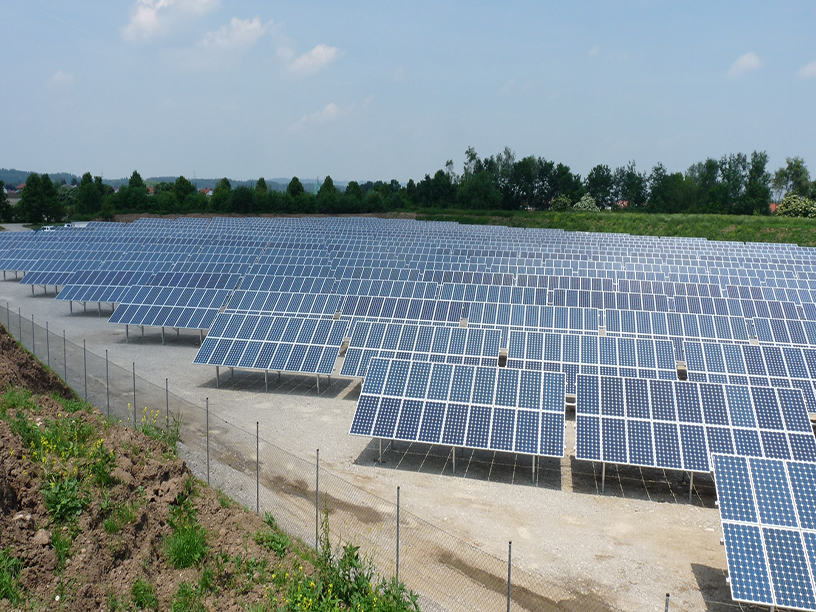 Solarpark Marktoberdorf mit installierten Photovoltaikmodulen in Bayern