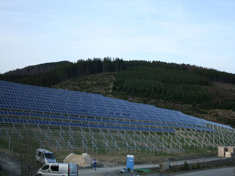 Unterkonstruktion und Solarmodule des Solarparks Meschede auf Hangfläche