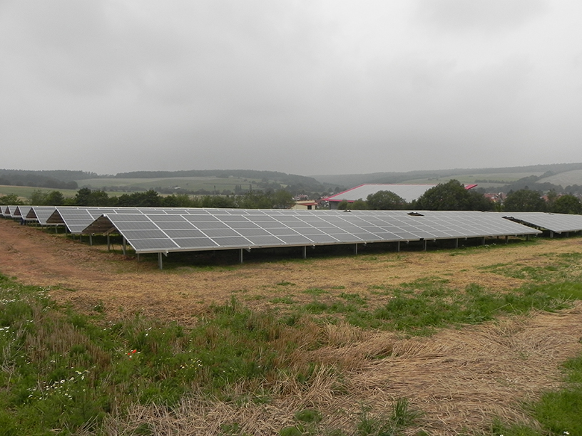 Photovoltaik-Freiflächenanlage in Michelsrombach mit installierten Solarmodulen