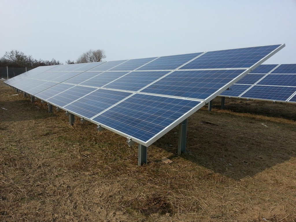 Fertige Photovoltaikanlage im Solarpark Münstersteinach mit montierten Solarmodulen in Bayern