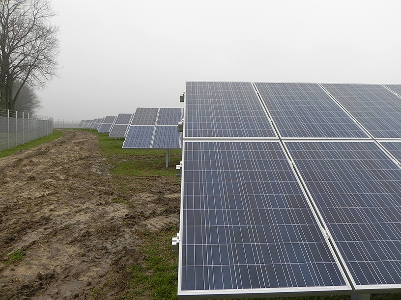 Nahaufnahme der Solarmodule des Projekts Thümmlitzwalde mit Aluminium-Unterkonstruktion und Wartungsweg