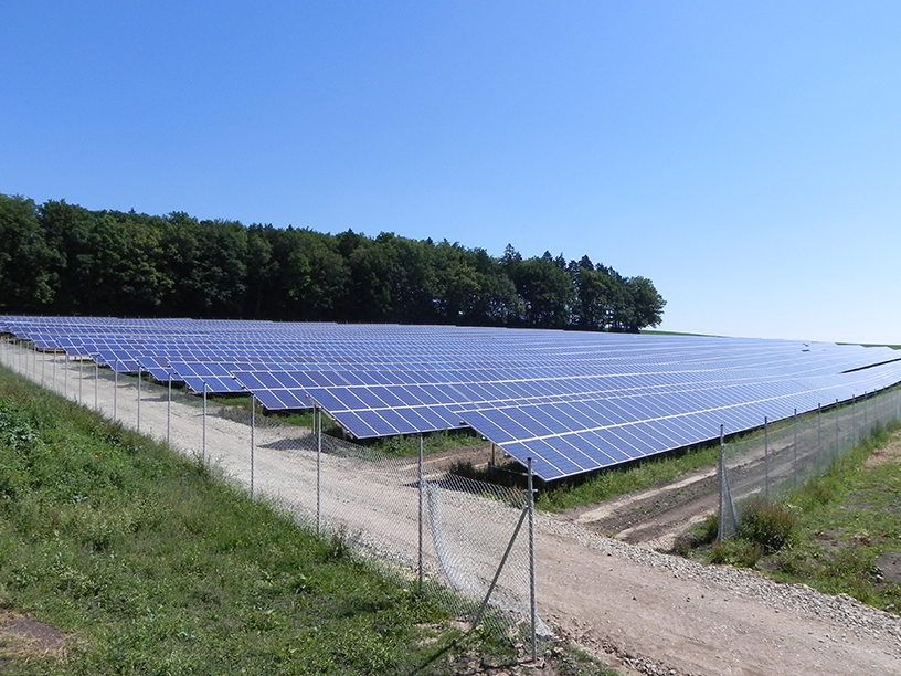 Photovoltaikanlage in Waldstetten mit großflächig installierten Solarmodulen auf freiem Gelände