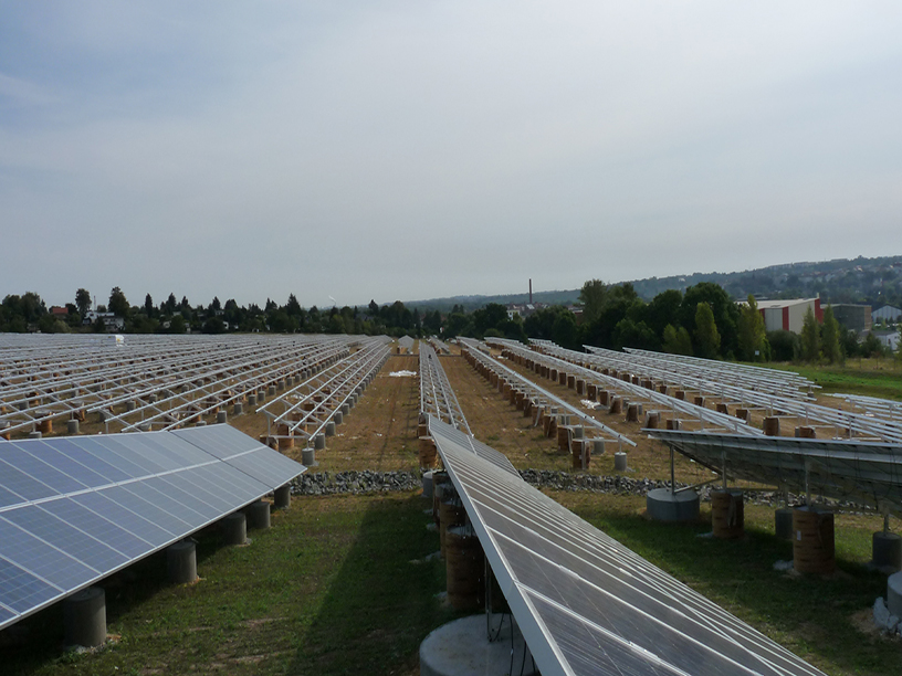 Solarpark Zeitz in Deutschland mit Photovoltaikmodulen auf stabiler Betonfundament-Unterkonstruktion während der Bauphase