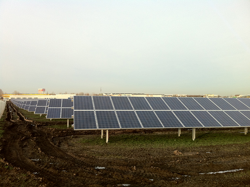 Photovoltaik-Freiflächenanlage in Zorbau, Deutschland, mit stabiler Stahlunterkonstruktion und mehreren Modulreihen