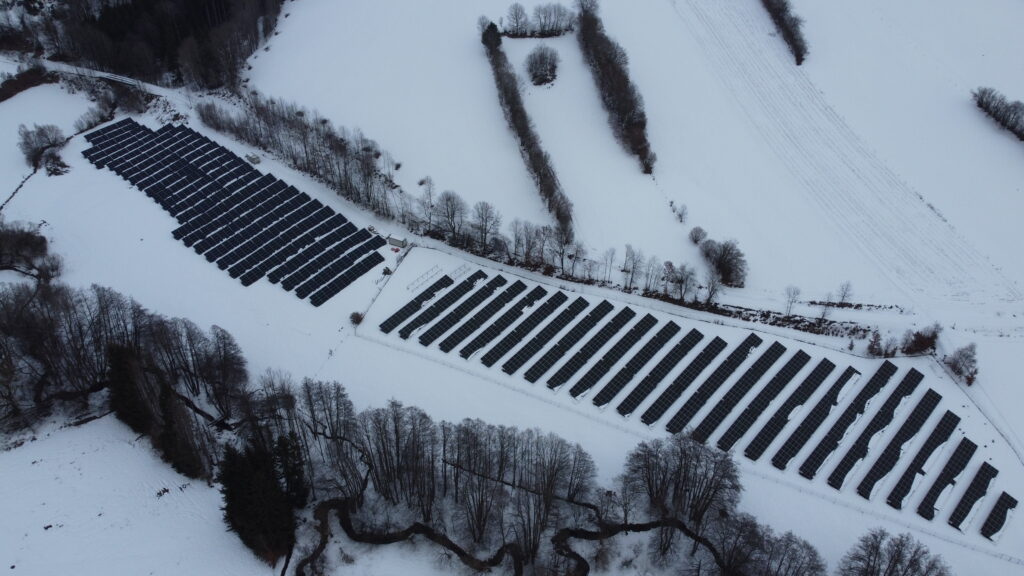 Photovoltaik-Freiflächenanlage in Freyung, Deutschland, mit Oberhauser PV-Unterkonstruktion bei winterlichen Bedingungen
