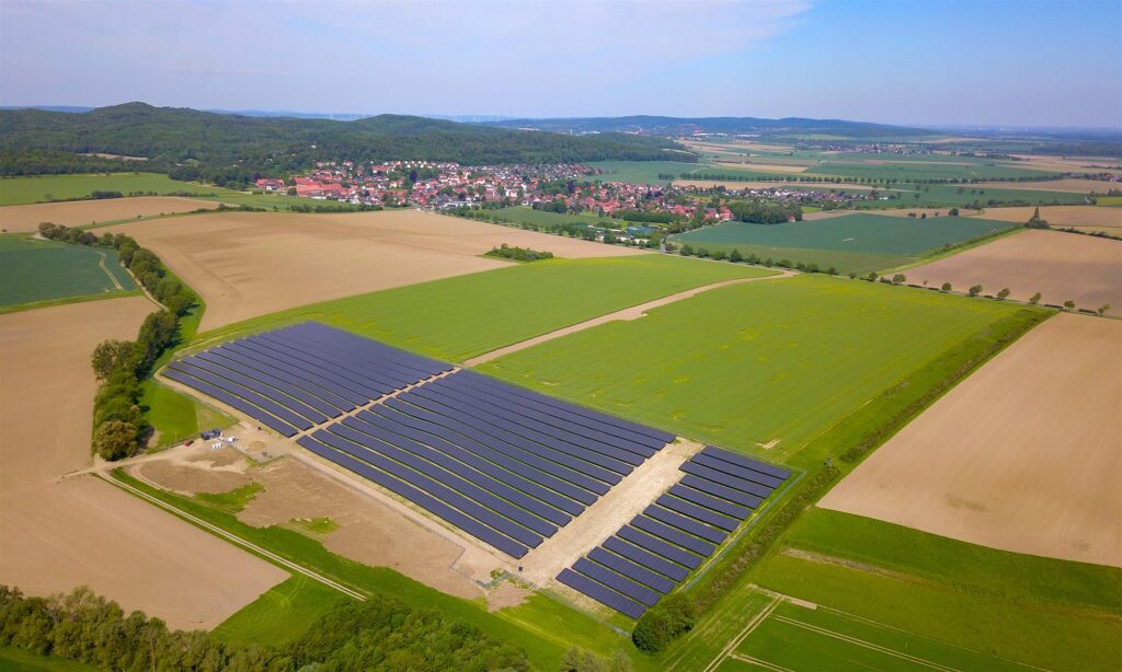 Drohnenaufnahme des Solarparks Liebenburg mit PV-Modulreihen und umliegender Landschaft