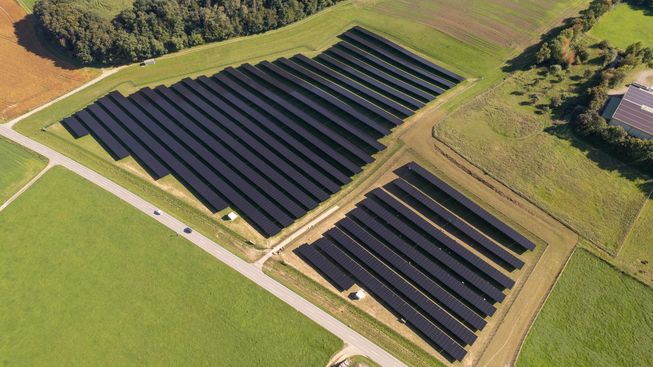 Luftaufnahme des Solarparks Thierhaupten in Deutschland mit großflächiger Photovoltaik-Freiflächenanlage und parallel ausgerichteten Modulreihen