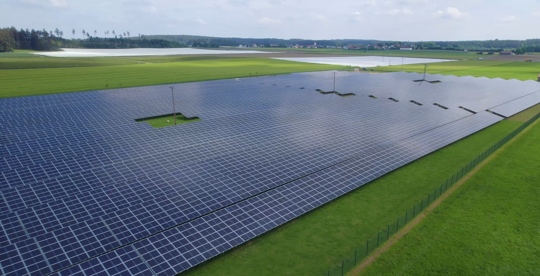 Aerial view of Oberwittelsbach solar park: 7.5 MWp ground-mounted photovoltaic plant with Oberhauser ISYS 2.1 PV mounting structure and racking